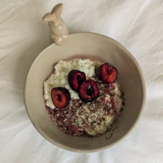 Homemade food always feeds you better 🤍 〰️ Cottage cheese (milk + kefir) 〰️ Cranberry jam (cranberries + Ceylon cinnamon + honey) 〰️ Seed cycling 〰️ Cherries (or whatever you love and have) Bowl full of proteins, fibers