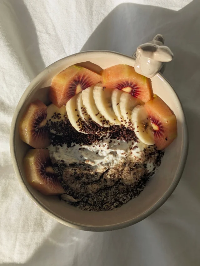 Colours in the bowl and around #Moleculla #colourfulfood #wellness #integrativenutrition #longevity @iinalumni @nutritionschool